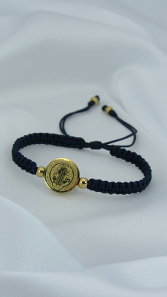 Pulsera san Benito pasante dorado tejido negro - comprar online