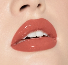 KYLIE LIP HIGH GLOSS- CANDY K en internet