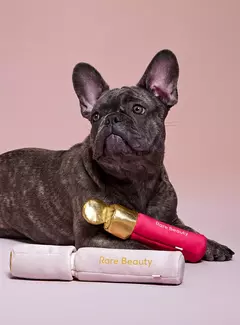 Imagen de **PRE ORDEN** Rare Beauty- Soft Pooch Blush Dog Toy