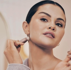 **PRE ORDEN** Rare Beauty by Selena Gomez Find Comfort Stop & Soothe Aromatherapy Pen - comprar en línea