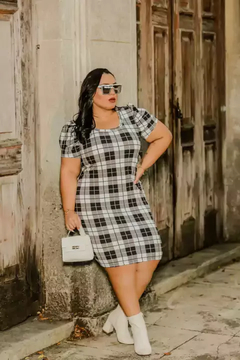 Vestido Midi Canelado Manga Bufante Plus Size Xadrez Cinza Com Branco na internet