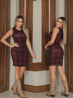 Vestido Midi Canelado Regata Xadrez Preto Com Marsala