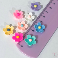 Aplique Florzinha de Resina 15 mm Ref.35 (10 unidades) - comprar online