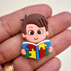 Aplique Menino livro autismo emborrachado 3,5cm - comprar online