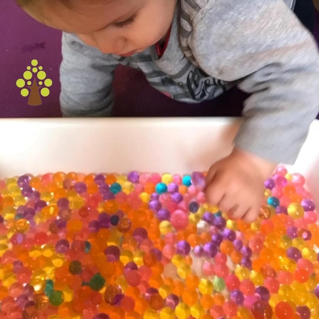 Brincar com bolinhas de gel coloridas - Water Beads