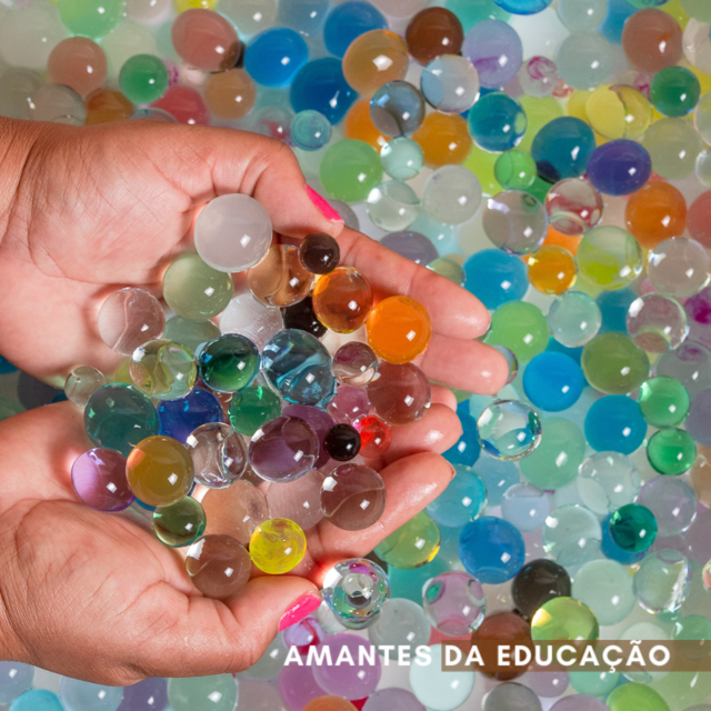 Brincar com bolinhas de gel coloridas - Water Beads