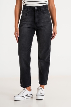 PANTALON JEAN MOM NEGRO GASTADO (PA00758) - tienda online