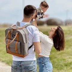 MOCHILA MATERNAL Y PORTANOTEBOOK COCO GRIS