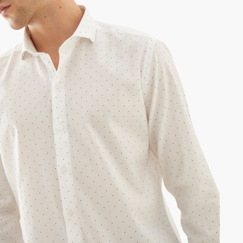 Camisa blanca con puntitos sale
