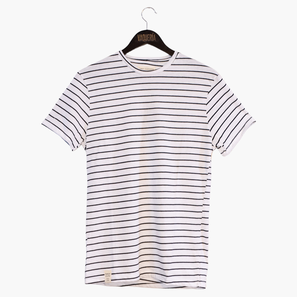Remera rayada blanca y negra hombre sale