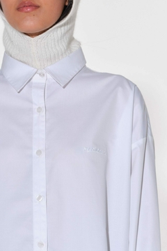 CAMISA OVER PLAIN (AY NOT DEAD) en internet