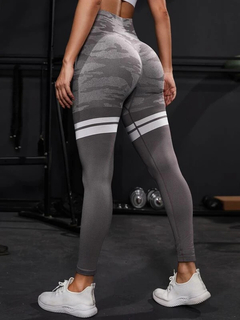 Imagen de CALZA SEAMLESS Y FRUNCE - "CALZA CAMU GREY CON LINEAS"