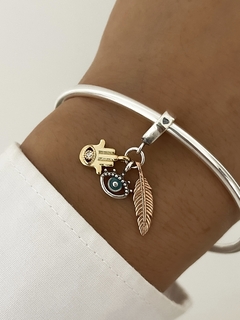 Charm ojito, mano protectora y pluma - comprar online