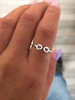 Anillo abierto de corazones