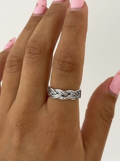 Anillo entrelazados con piedras