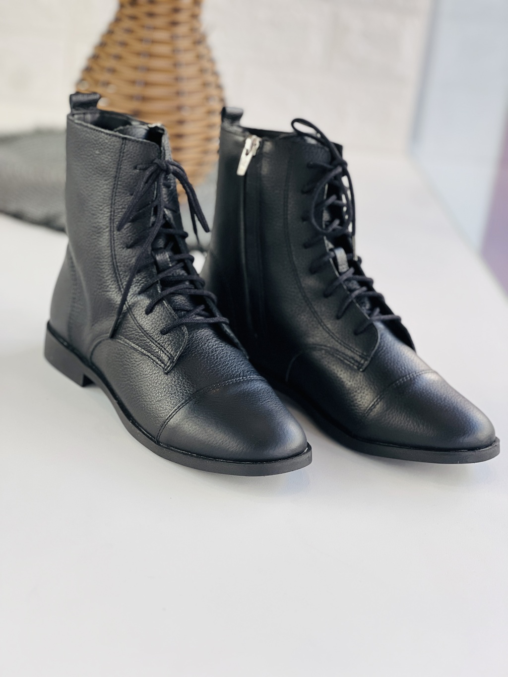 Coturno Feminino Lia Line Couro com Ziper Lateral Bico Arredondado