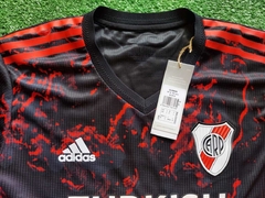 Imagen de CAMISETA ALTERNATIVA 2022 NEGRA Y ROJA HEATREADY