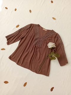 Blusa marrom com renda Lisa - M