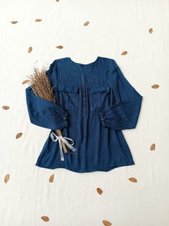 Blusa azul M com mangas longas e botões - comprar online