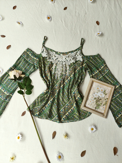 Blusa verde estampa vintage com renda e pérolas - M