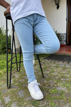 Jeans celestes clearance