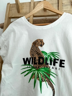 Remera Wild Blanca (efectivo/transferencia $14.365) en internet