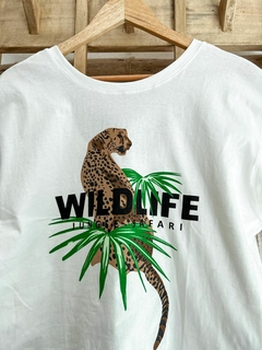 Remera Wild Blanca (efectivo/transferencia $14.365) - Magnolias Showroom