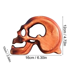 Suporte formato de crânio em madeira com acabamento em resina para facas