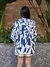 Kimono Estampado Curto 20984 Tamanho Único fundo azul e branco - Território Carioca