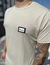 Camiseta Titular Jeans Basica Plaquinha Metal Areia - comprar online