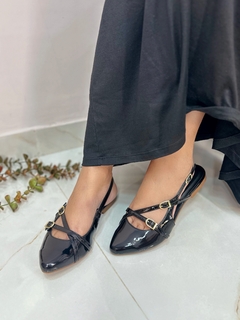 Slingback sapatilha na cor PRETO VERNIZ com fivelas douradas - comprar online