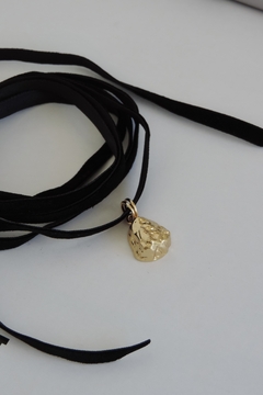 Chocker Camurça Pingente Esfera Martelada - comprar online