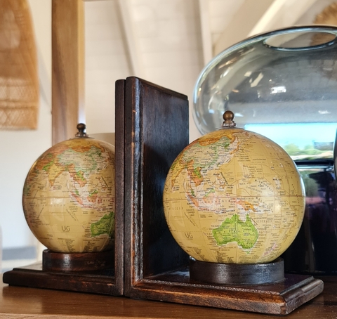 SUJETA LIBROS GLOBE