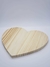 Tábua de corte madeira em formato de coração na internet