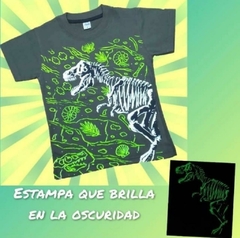 DIV - Remera dino brilla en la oscuridad