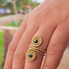 Anel Caracóis Capim Dourado 4mm com Strass Verde. Código A24.