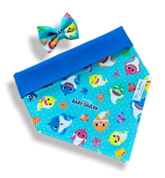 Bandana e laço Baby Shark dupla face azul para pet