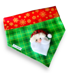 Bandana dupla face para pets com estampa xadrez verde e detalhes natalinos, incluindo flocos de neve e um Papai Noel.