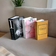 Kit Com 3 Caixas Decorativas Falso Livro - Grifes P&B, Rosa e Amarelo - LITDecora