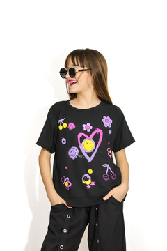 Remera estampa caritas con relieve - comprar online