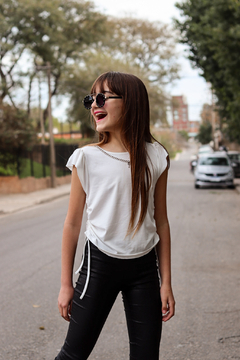 Remera con volados y accesorios de cadenita en internet