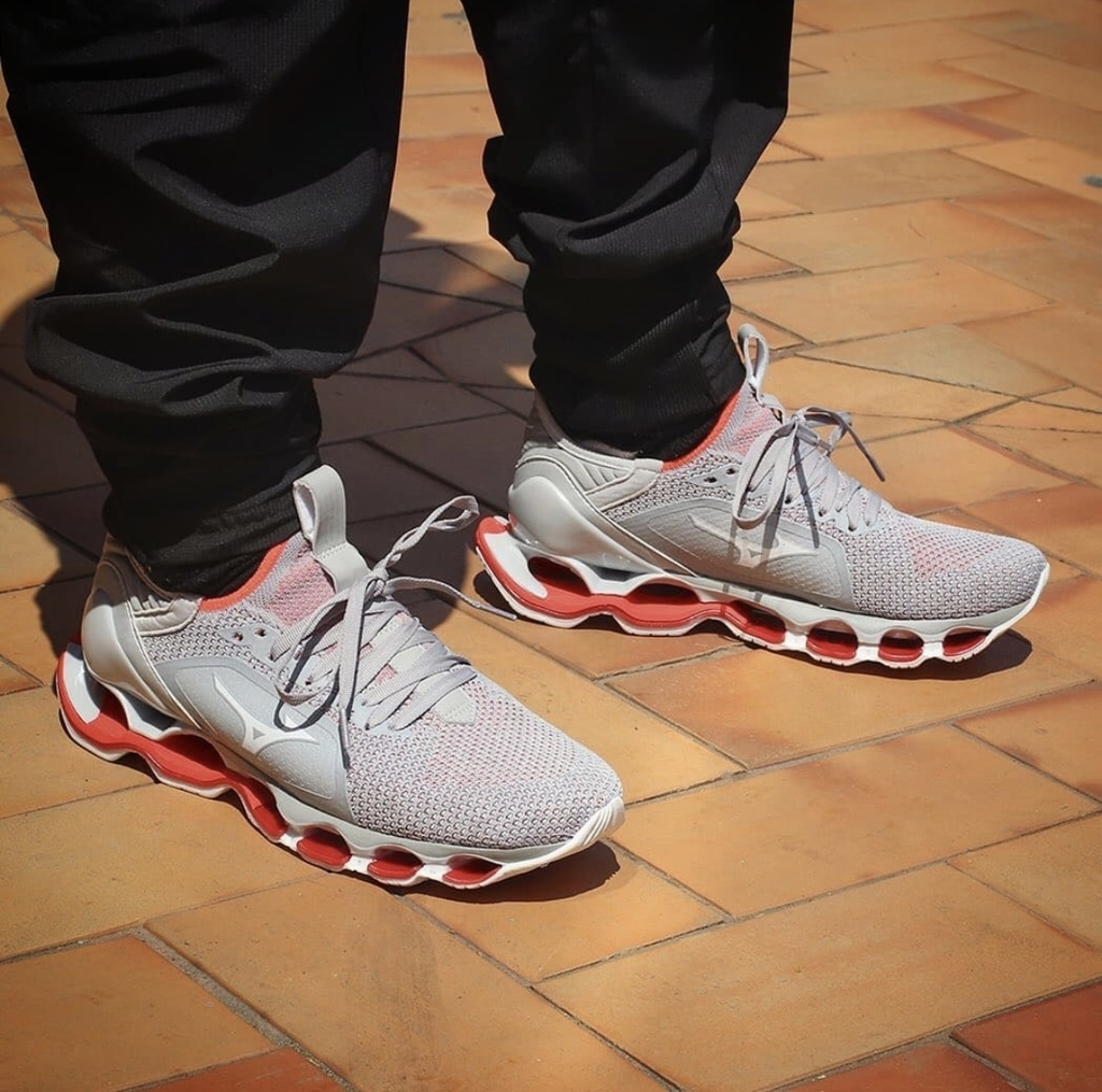 Mizuno cinza com vermelho 2025