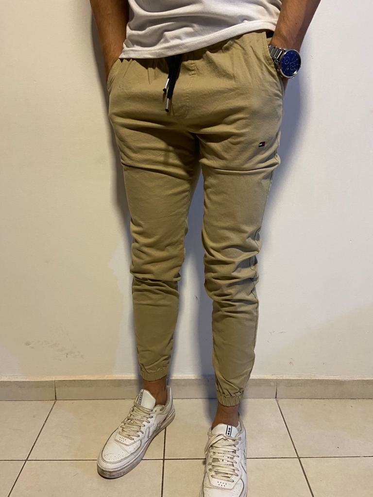 Jogger gabardina TOMMY HILFIGER beige Outfit Cba