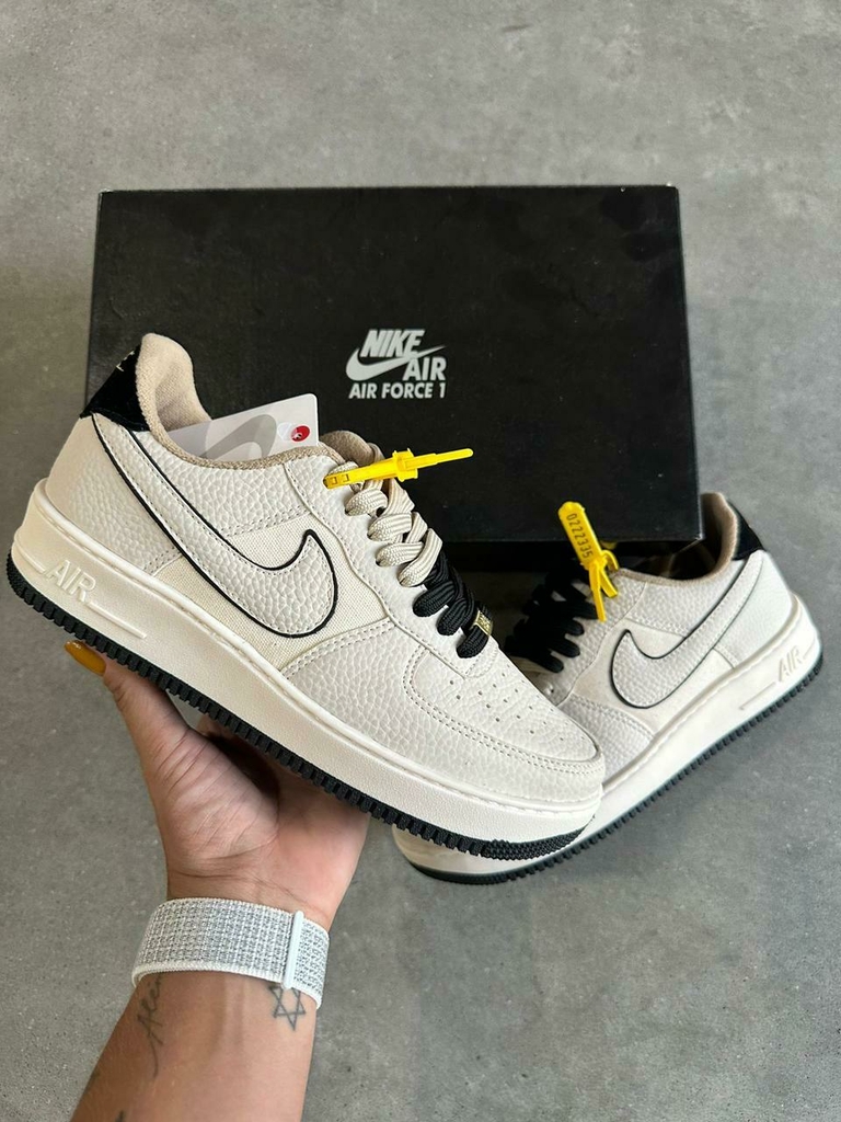 Zapatillas NIKE Air Force beige Comprar en Outfit Cba