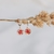 Brinco Flor de Ameixa Vermelha (folheado)