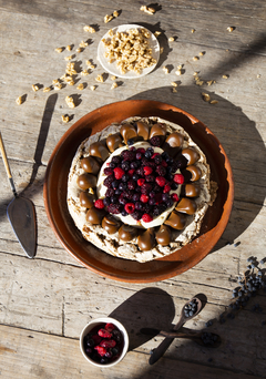 torta de nuez con frutos rojos