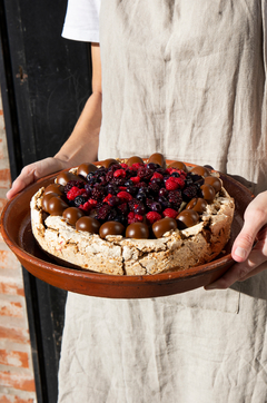 torta de nuez con frutos rojos