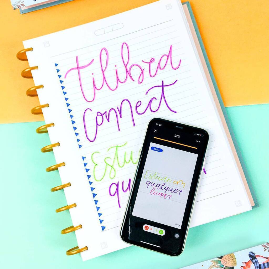 Caderno Universitário Connect Honey B Abelhas Bloom - 1 matéria - Capa Dura - Espiral - 80 folhas - 20 cm x 27,5 cm - Tilibra Caderno Universitário Connect Honey B Abelhas Bloom - 1 matéria - Capa Dura - Espiral - 80 folhas - 20 cm x 27,5 cm - Tilibra