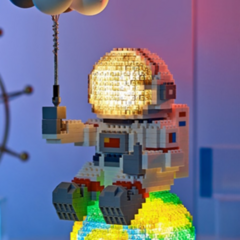 Luminária Blocos de Montar Astronauta com Balões c/ LED