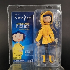 Coraline Yellow Raincoat Figura articulada - NECA - Quarto Geek Store - Loja de Presentes Criativos, Nerd, Geek e Cultura Pop